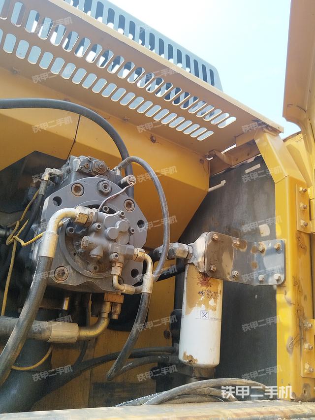 液压泵舱室正面整体（整机外观）