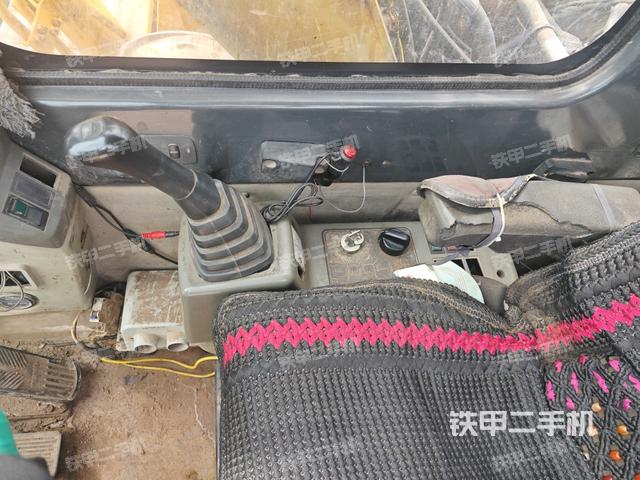 座椅右侧控制台/钥匙门/油门/含右手柄(驾驶室部分) 座椅右侧控制台/钥匙门/油门/含右手柄(驾驶室部分)