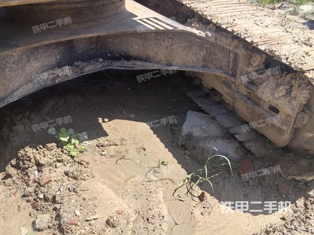 單側(cè)履帶整體(整機(jī)外觀) 單側(cè)履帶整體(整機(jī)外觀)