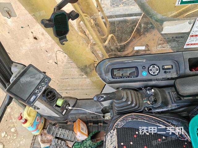 行走控制手柄和踏板?俯拍（駕駛室部分）