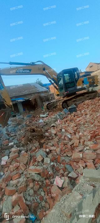 雷沃重工FR220E2挖掘机实拍图片