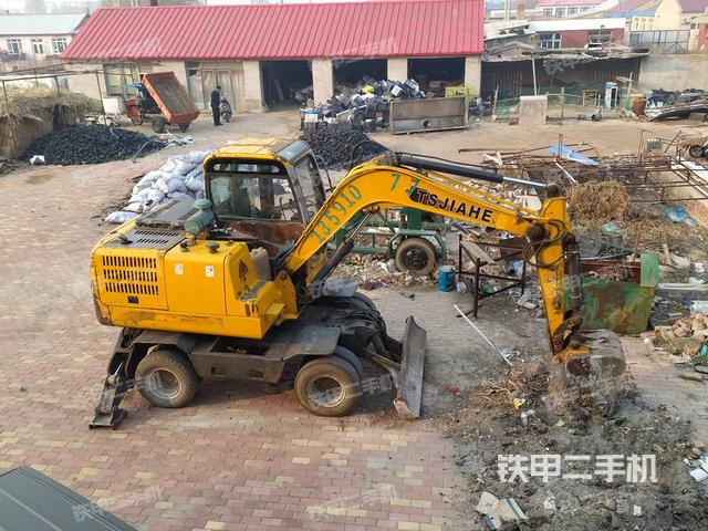 駕駛室頂部(整機(jī)外觀) 駕駛室頂部(整機(jī)外觀)