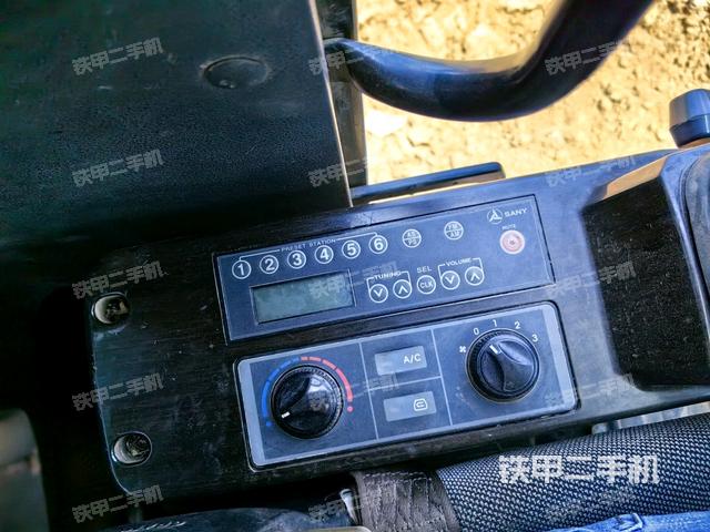 座椅左側(cè)控制臺(tái)/音響/含左手柄（駕駛室部分）