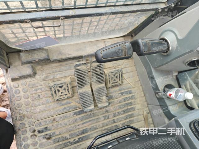 行走控制手柄和踏板 俯拍(驾驶室部分) 行走控制手柄和踏板 俯拍(驾驶室部分)