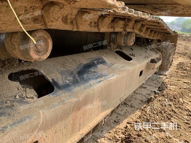 单侧履带整体(整机外观) 单侧履带整体(整机外观)