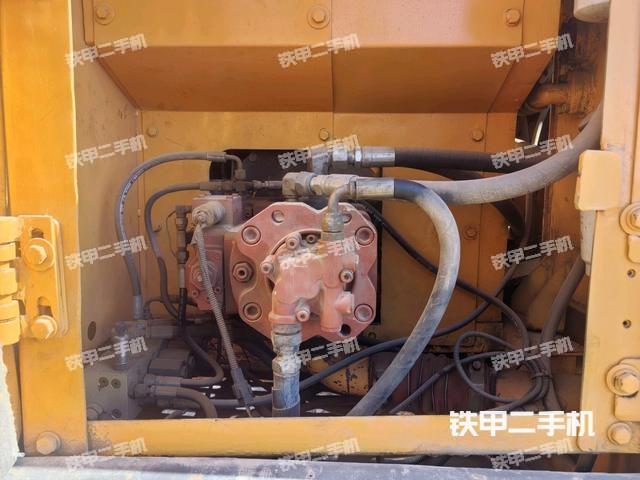 液压泵舱室正面整体(整机外观) 液压泵舱室正面整体(整机外观)