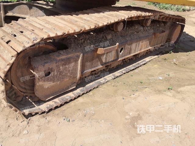 單側(cè)履帶整體(整機(jī)外觀) 單側(cè)履帶整體(整機(jī)外觀)