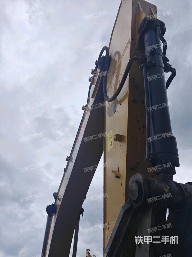 小臂整体右前(工作和回转装置) 小臂整体右前(工作和回转装置)