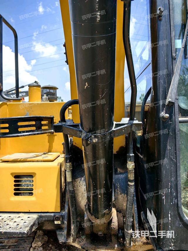 大臂根部?斜（工作和回轉(zhuǎn)裝置）