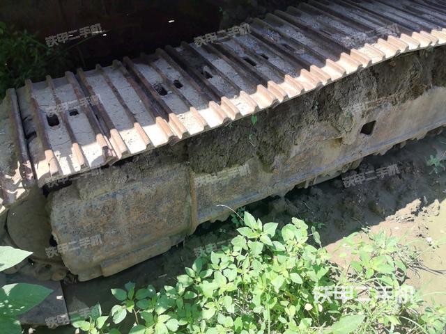 单侧履带整体(整机外观) 单侧履带整体(整机外观)