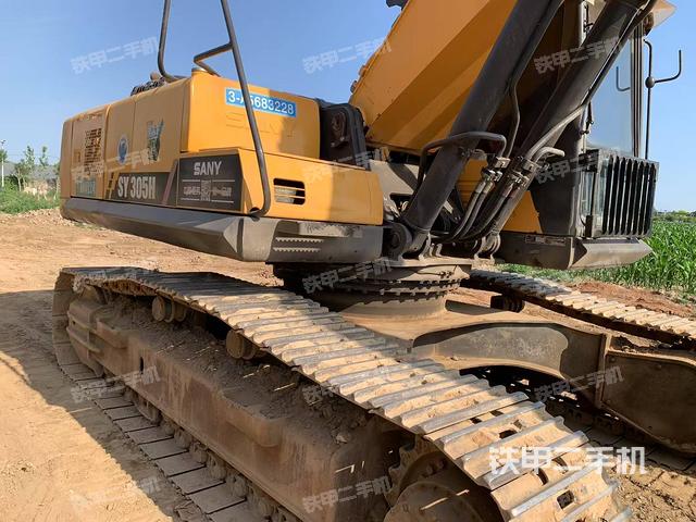 單側(cè)履帶整體(整機(jī)外觀) 單側(cè)履帶整體(整機(jī)外觀)