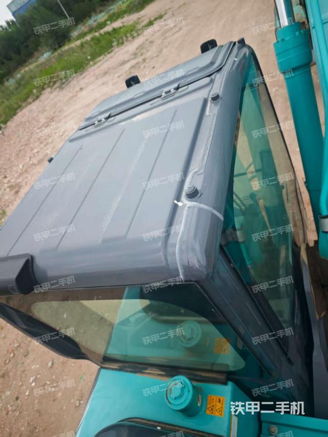 驾驶室顶部(整机外观) 驾驶室顶部(整机外观)