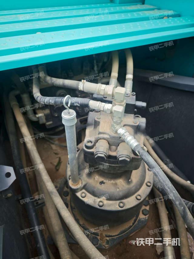 回转马达和主控阀(整机外观) 回转马达和主控阀(整机外观)