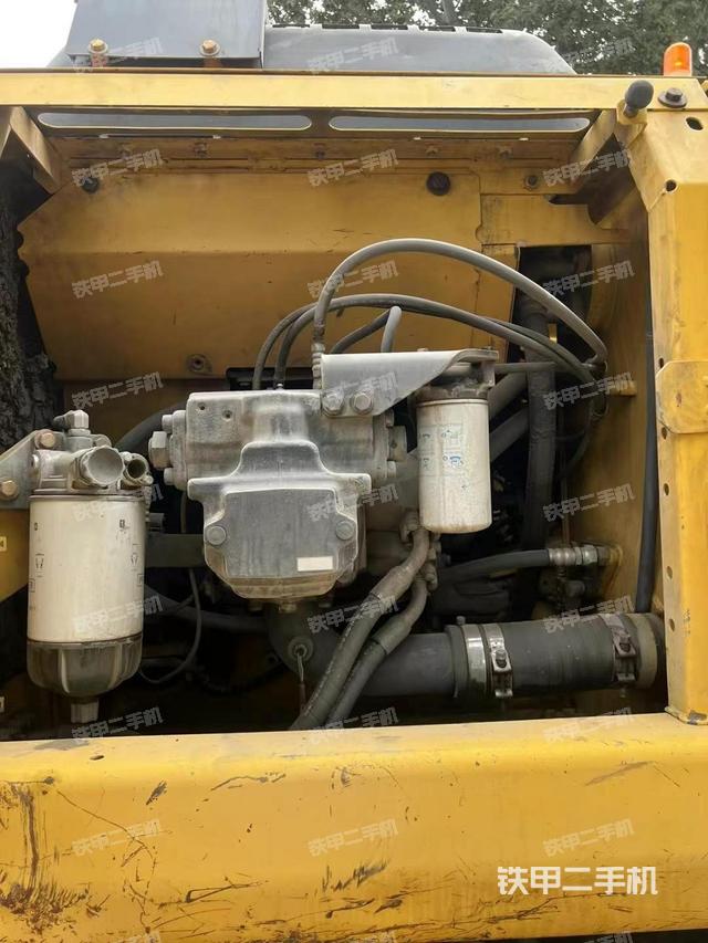 液压泵舱室正面整体(整机外观) 液压泵舱室正面整体(整机外观)