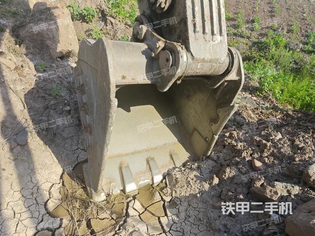 鏟斗右后整體(工作和回轉(zhuǎn)裝置) 鏟斗右后整體(工作和回轉(zhuǎn)裝置)