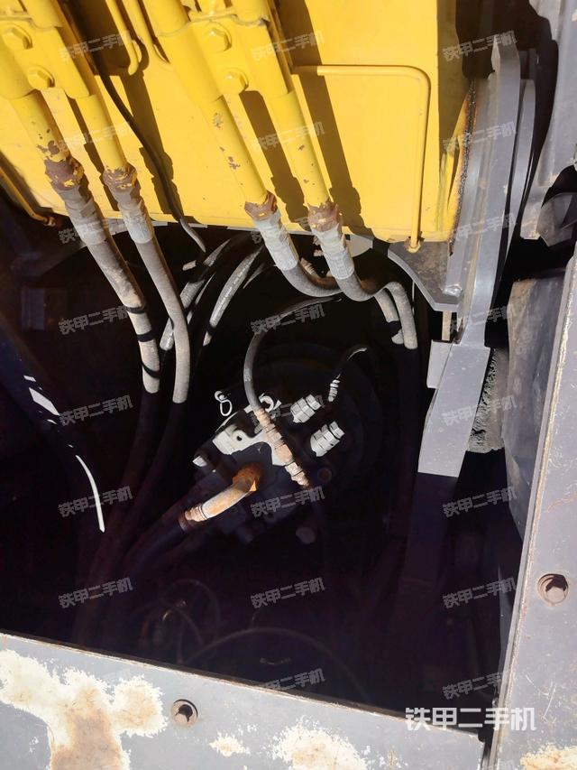 回转马达和主控阀(整机外观) 回转马达和主控阀(整机外观)