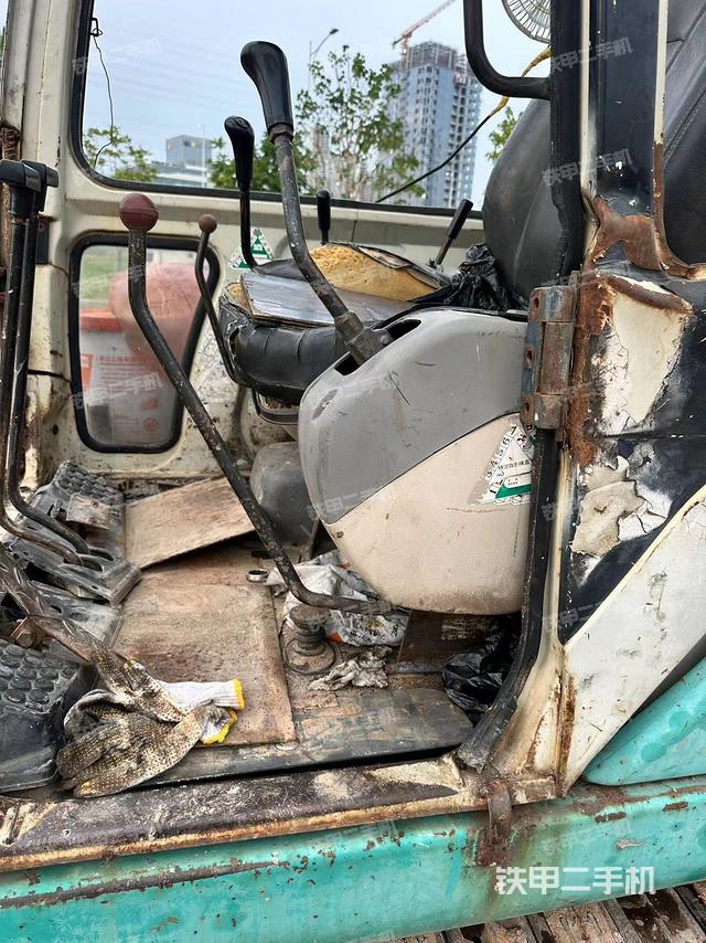 驾驶室顶部（整机外观）