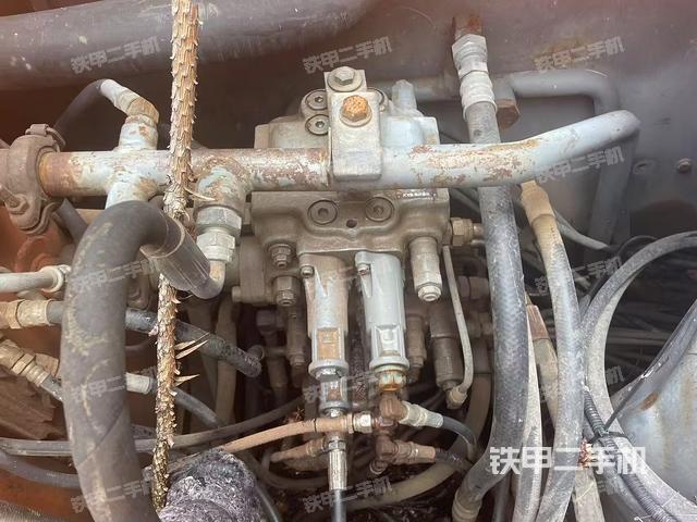 回转马达和主控阀(整机外观) 回转马达和主控阀(整机外观)