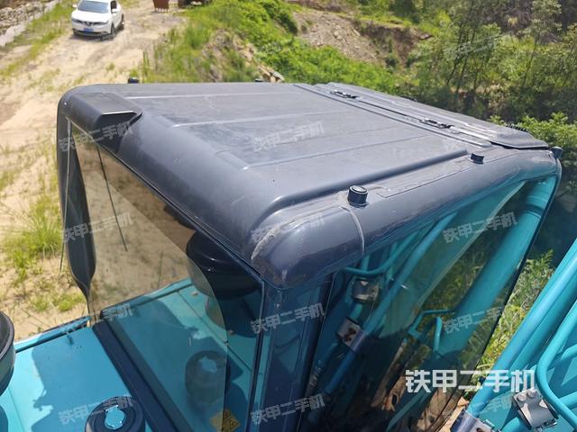 駕駛室頂部(整機(jī)外觀) 駕駛室頂部(整機(jī)外觀)