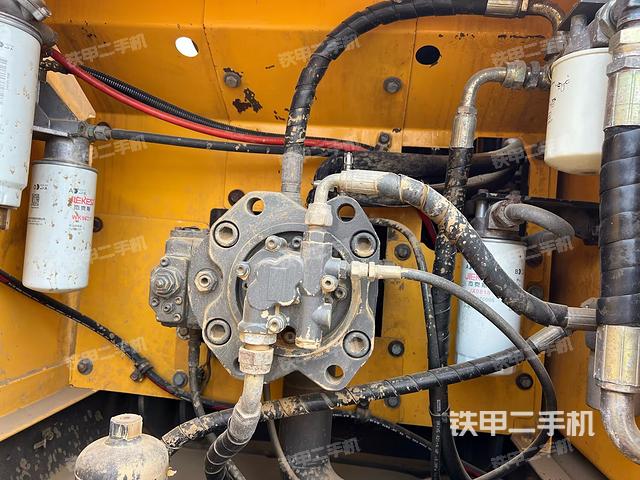 液壓泵艙室正面整體（整機外觀）