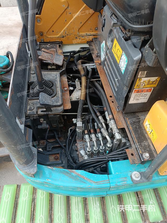 回转马达和主控阀（整机外观）