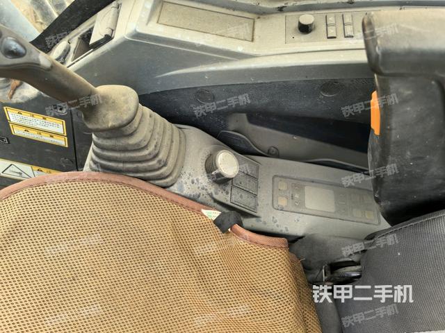 座椅右侧控制台/钥匙门/油门/含右手柄(驾驶室部分) 座椅右侧控制台/钥匙门/油门/含右手柄(驾驶室部分)
