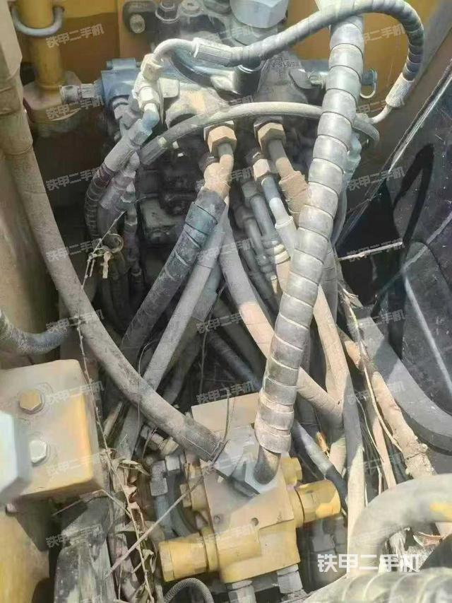 回转马达和主控阀(整机外观) 回转马达和主控阀(整机外观)