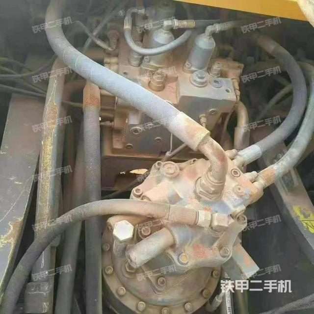 回转马达和主控阀(整机外观) 回转马达和主控阀(整机外观)