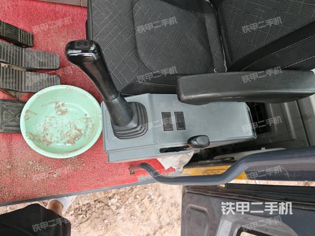 座椅左侧控制台/音响/含左手柄(驾驶室部分) 座椅左侧控制台/音响/含左手柄(驾驶室部分)