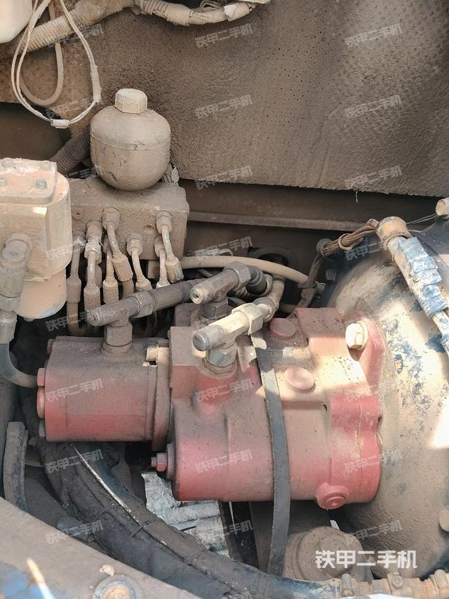 液壓泵艙室正面整體（整機外觀）