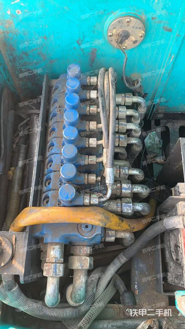 回转马达和主控阀（整机外观）