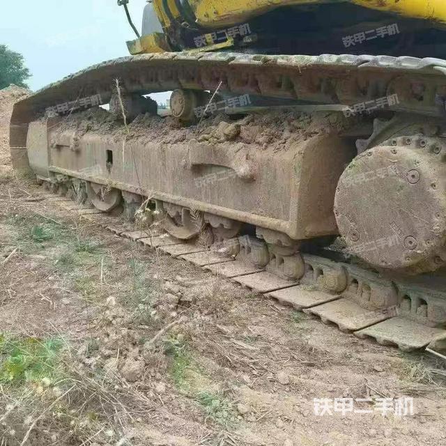 單側(cè)履帶整體(整機(jī)外觀) 單側(cè)履帶整體(整機(jī)外觀)