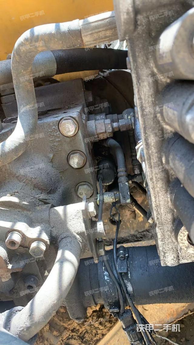 液压泵舱室正面整体(整机外观) 液压泵舱室正面整体(整机外观)
