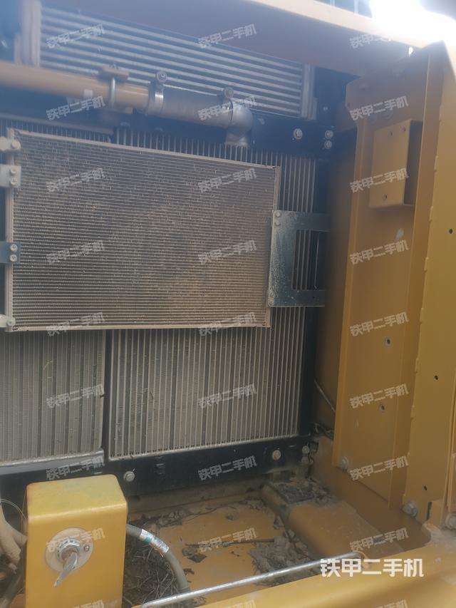 液压泵舱室正面整体（整机外观）