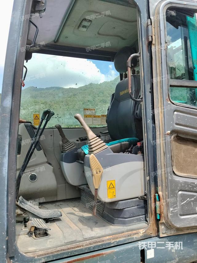 駕駛室整體（整機外觀）