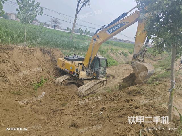 驾驶室整体(整机外观) 驾驶室整体(整机外观)