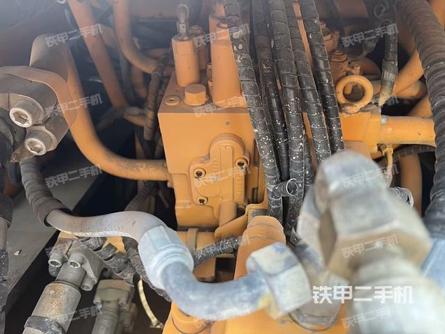 回转马达和主控阀(整机外观) 回转马达和主控阀(整机外观)