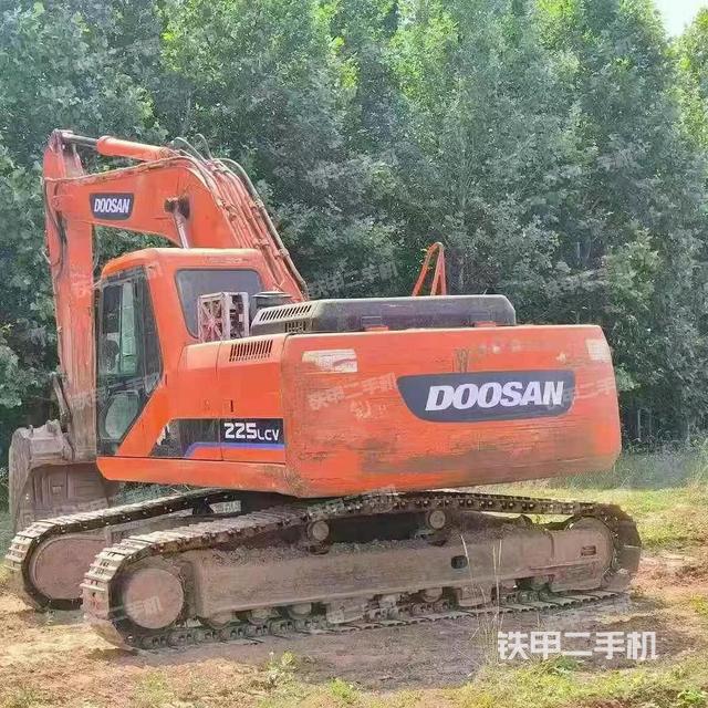 駕駛室頂部(整機(jī)外觀) 駕駛室頂部(整機(jī)外觀)