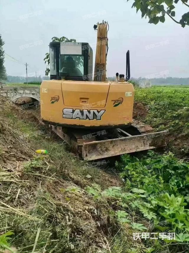 驾驶室整体(整机外观) 驾驶室整体(整机外观)