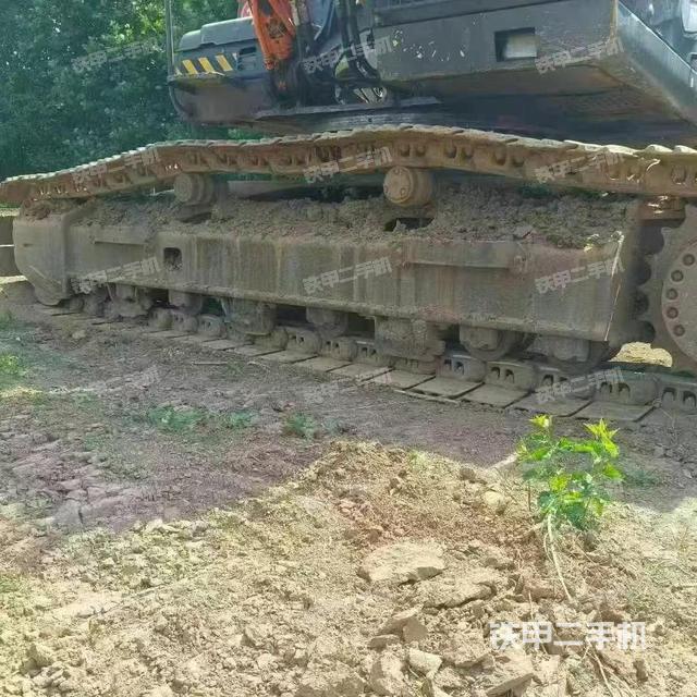 單側(cè)履帶整體(整機(jī)外觀) 單側(cè)履帶整體(整機(jī)外觀)