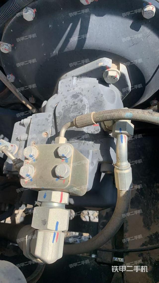 液压泵舱室正面整体（整机外观）