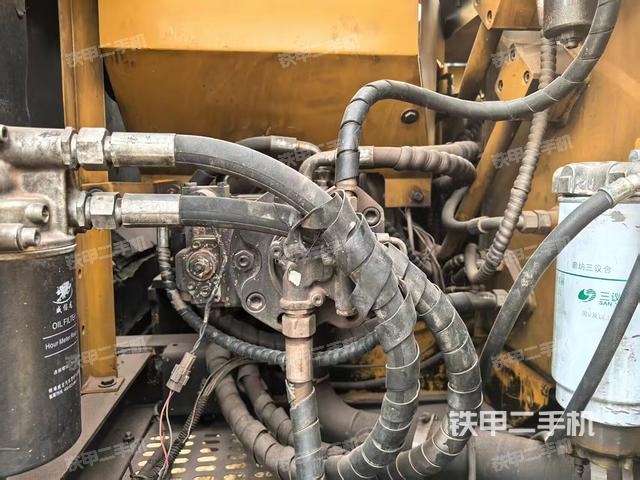 液壓泵艙室正面整體(整機外觀) 液壓泵艙室正面整體(整機外觀)