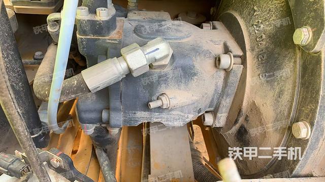 液压泵舱室正面整体(整机外观) 液压泵舱室正面整体(整机外观)