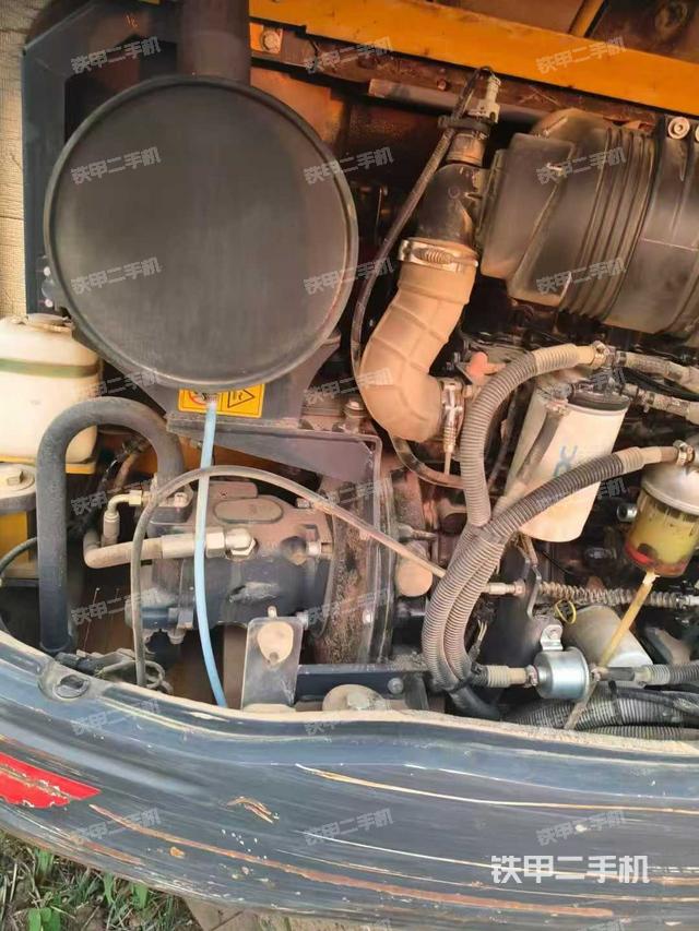 液压泵舱室正面整体(整机外观) 液压泵舱室正面整体(整机外观)