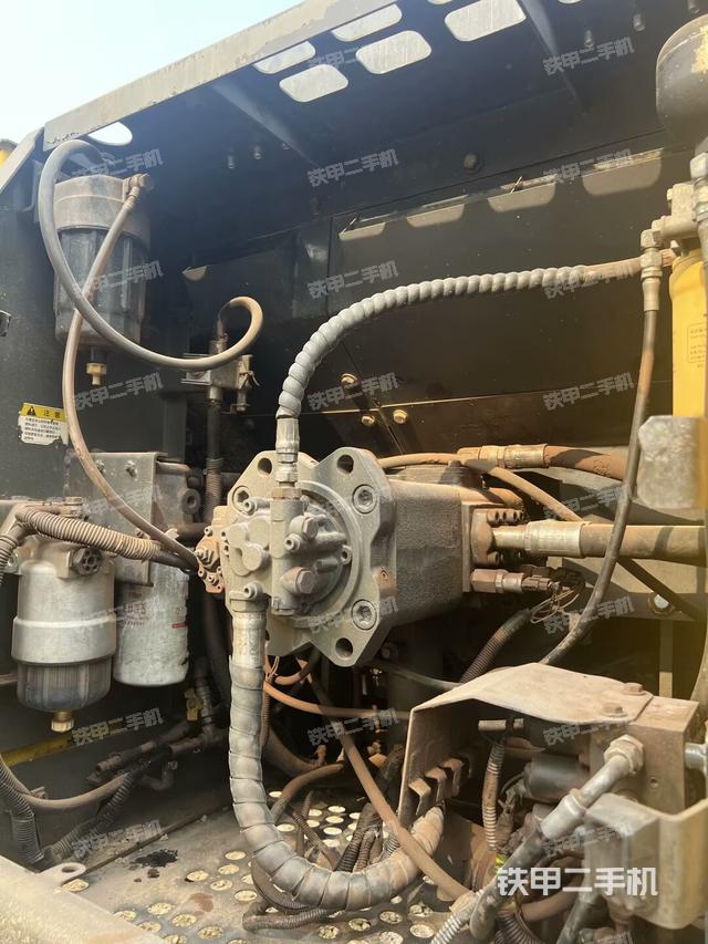 液压泵舱室正面整体(整机外观) 液压泵舱室正面整体(整机外观)