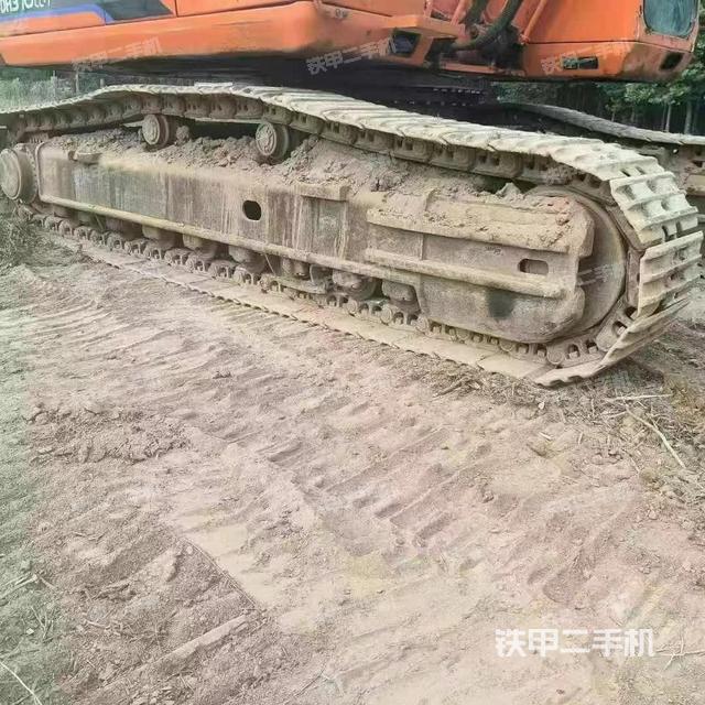单侧履带整体(整机外观) 单侧履带整体(整机外观)