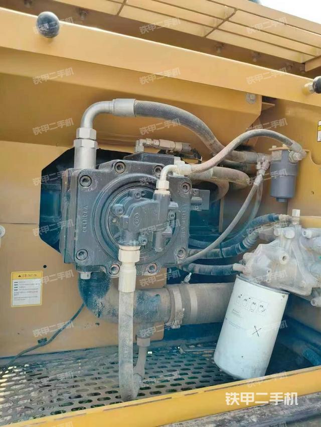 液压泵舱室正面整体(整机外观) 液压泵舱室正面整体(整机外观)