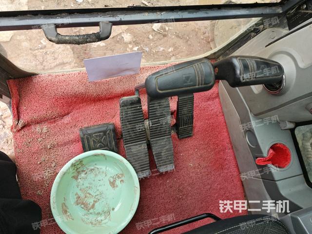 行走控制手柄和踏板 俯拍(驾驶室部分) 行走控制手柄和踏板 俯拍(驾驶室部分)
