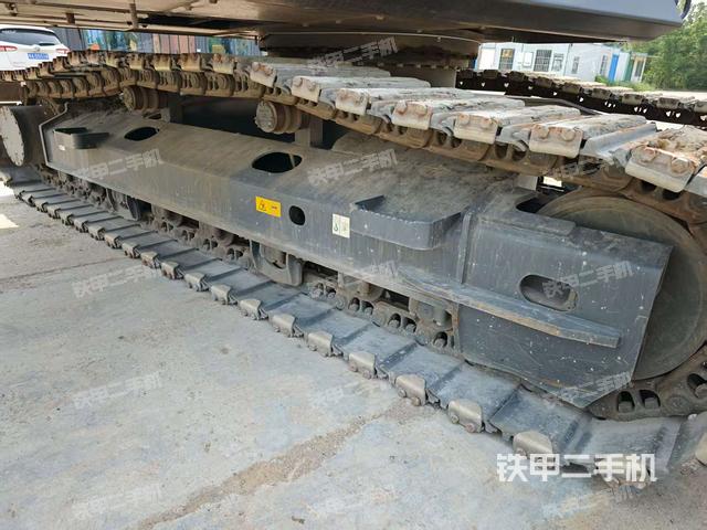 单侧履带整体(整机外观) 单侧履带整体(整机外观)