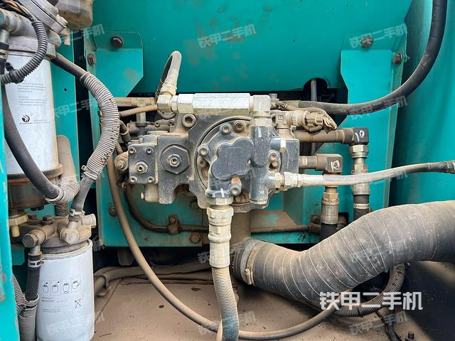 液压泵舱室正面整体(整机外观) 液压泵舱室正面整体(整机外观)